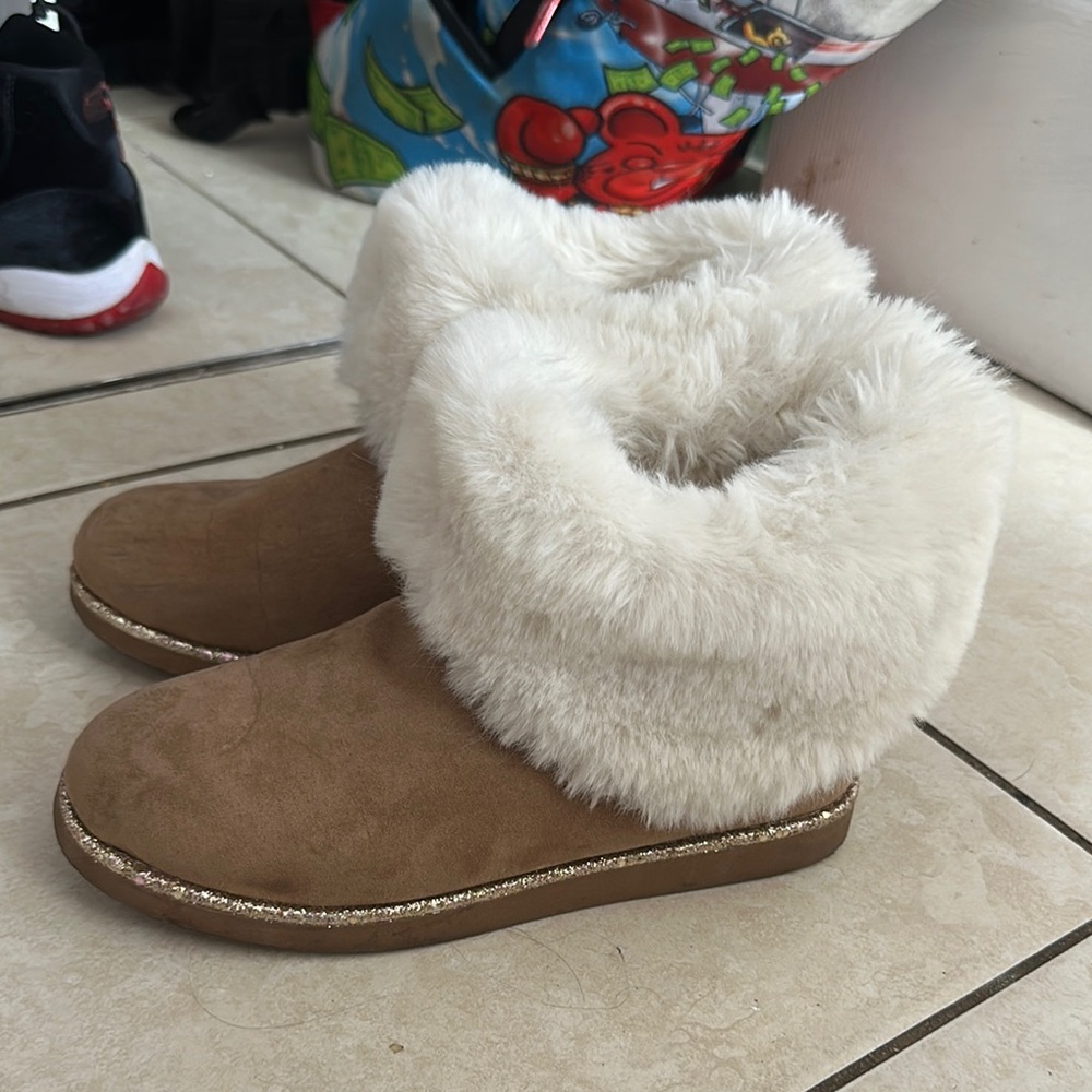Juicy Couture Tan Boots with White Faux Fur